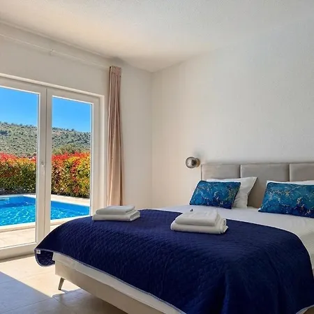 Cozy Mediterranian-style *